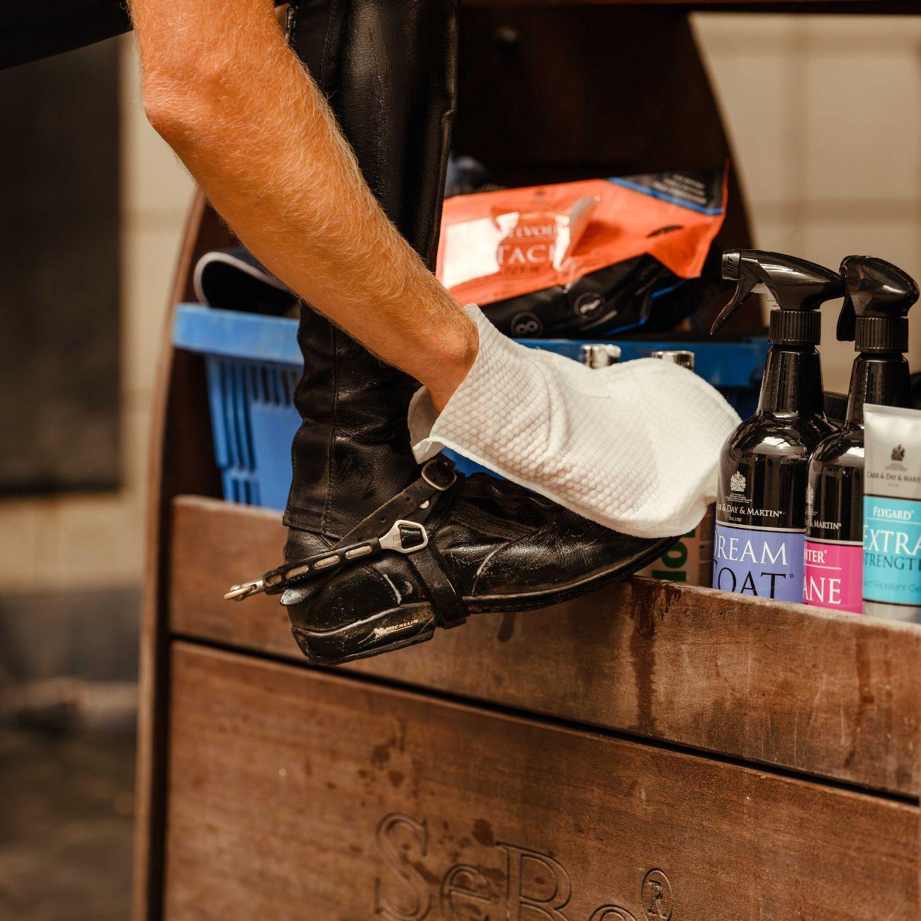 Carr & Day & Martin BELVOIR TACK CLEANER MITT STEP 1 - detergente per cuoio spray (Step 1) 726018 NEUTRO CARR AND DAY AND MARTIN 