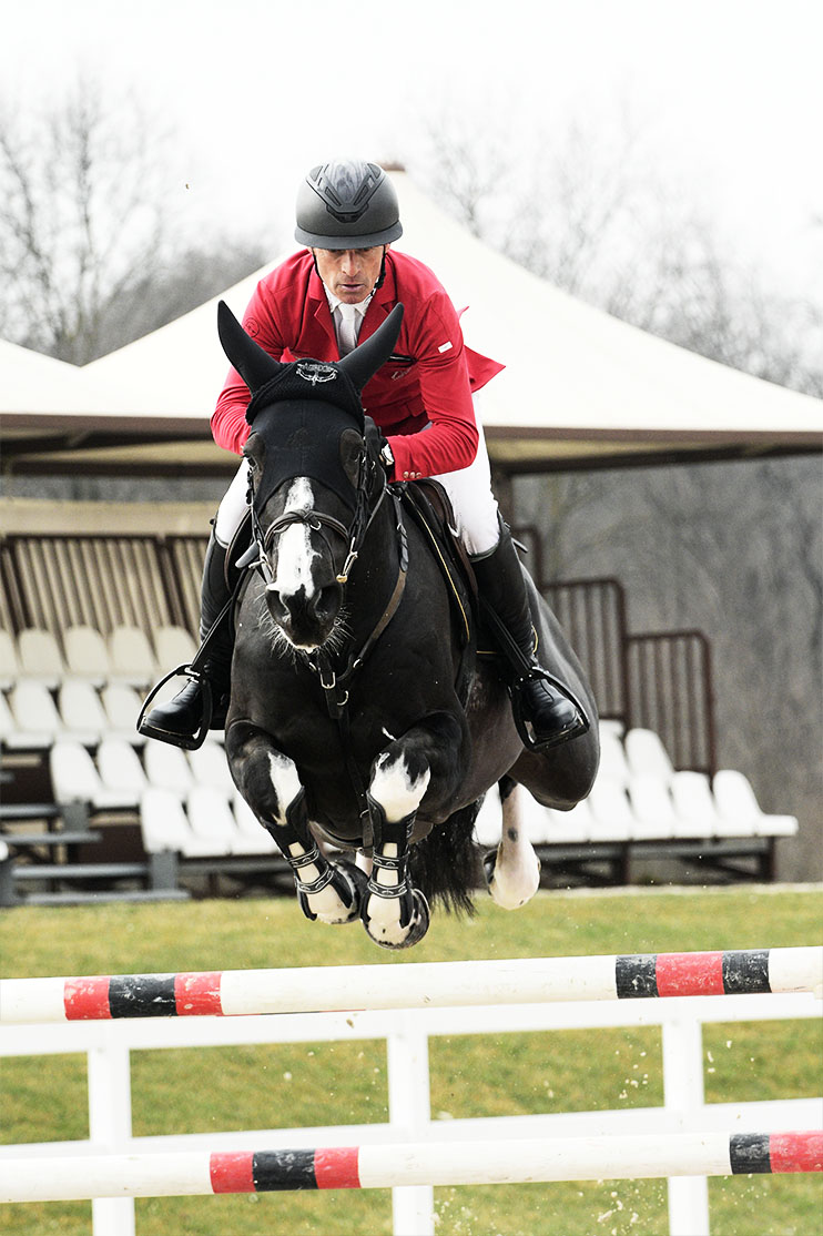 pius in sella al suo cavallo sul salto in gara a gorla