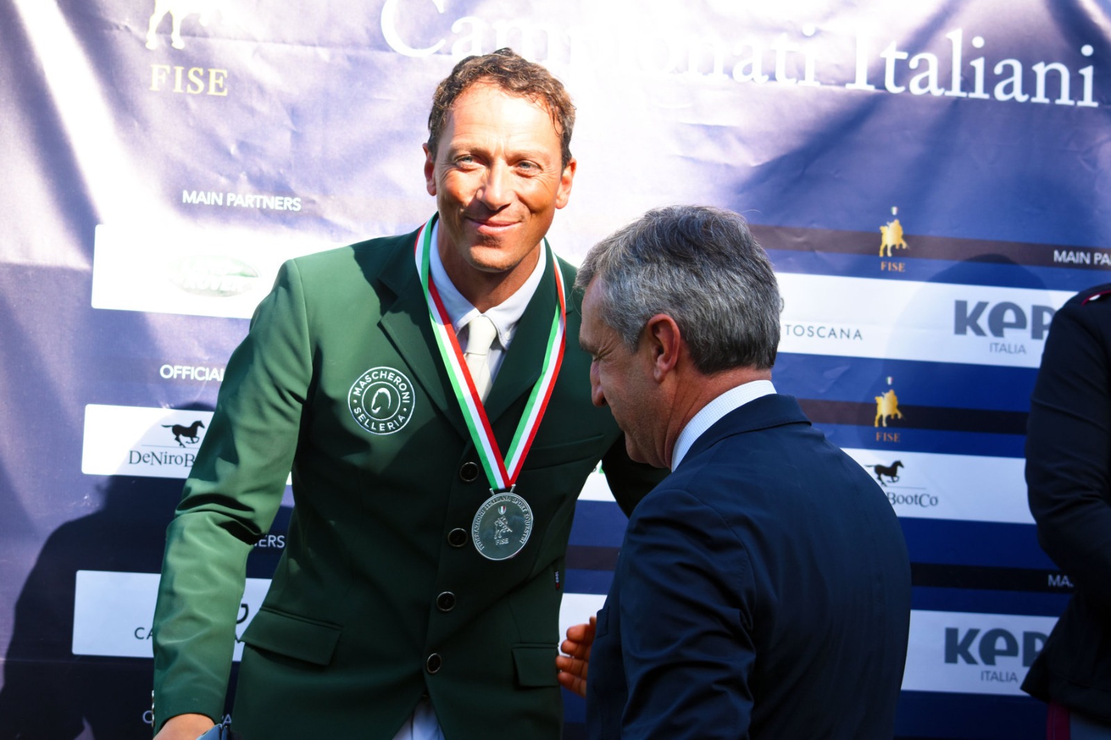 Francesco Turturiello riceve la medaglia d'argento dal presidente Fise Marco di Paola