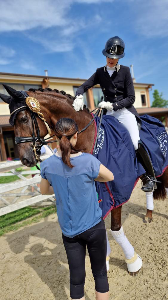 simone pearce dopo la premiazione della sua vittoria in dressage a malaspina