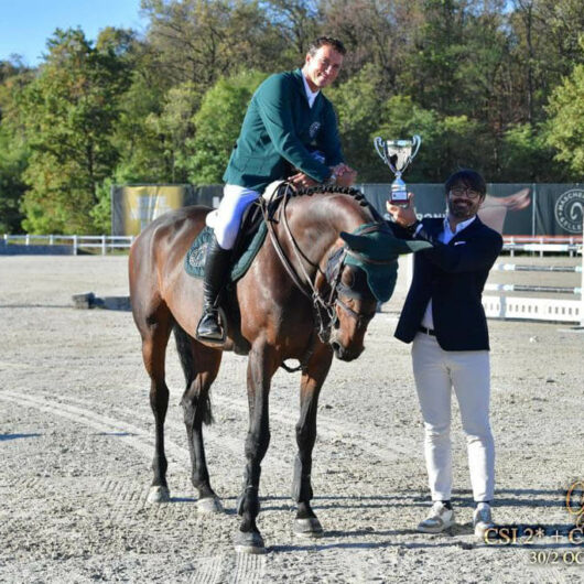 Mascheroni in premiazione a Gorla